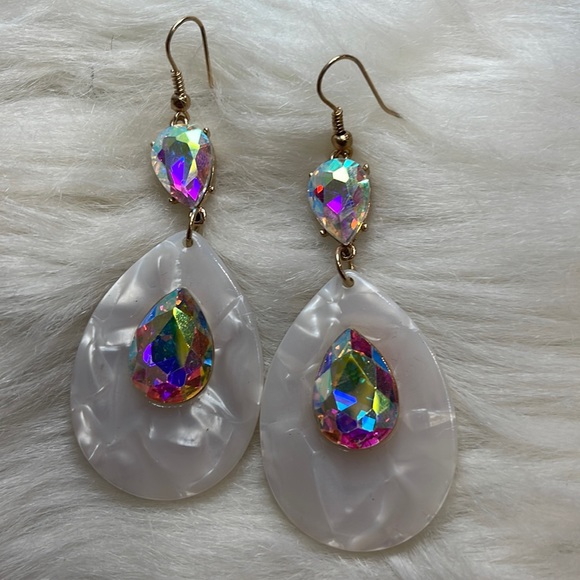 Jewelry - Iridescent pearl teardrop earrings